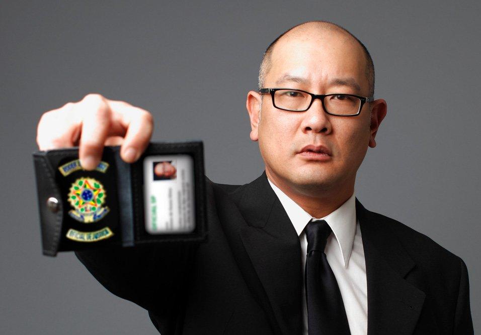 Como proceder quando um agente da lei chega à portaria