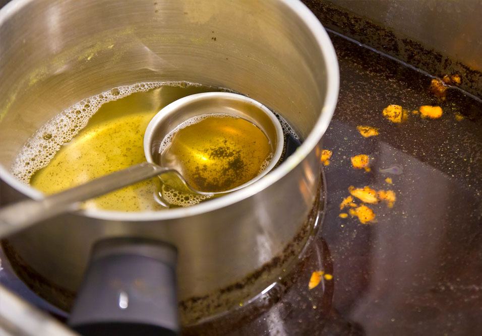 Separar o óleo de cozinha é bom para o condomínio e essencial para o meio ambiente Separar o óleo de cozinha é bom para o condomínio e essencial para o meio ambiente